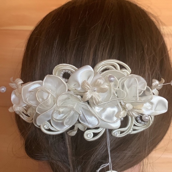 White and ivory floral hair comb / hairpiece for girl’s by Bonny New - Picture 3 of 6